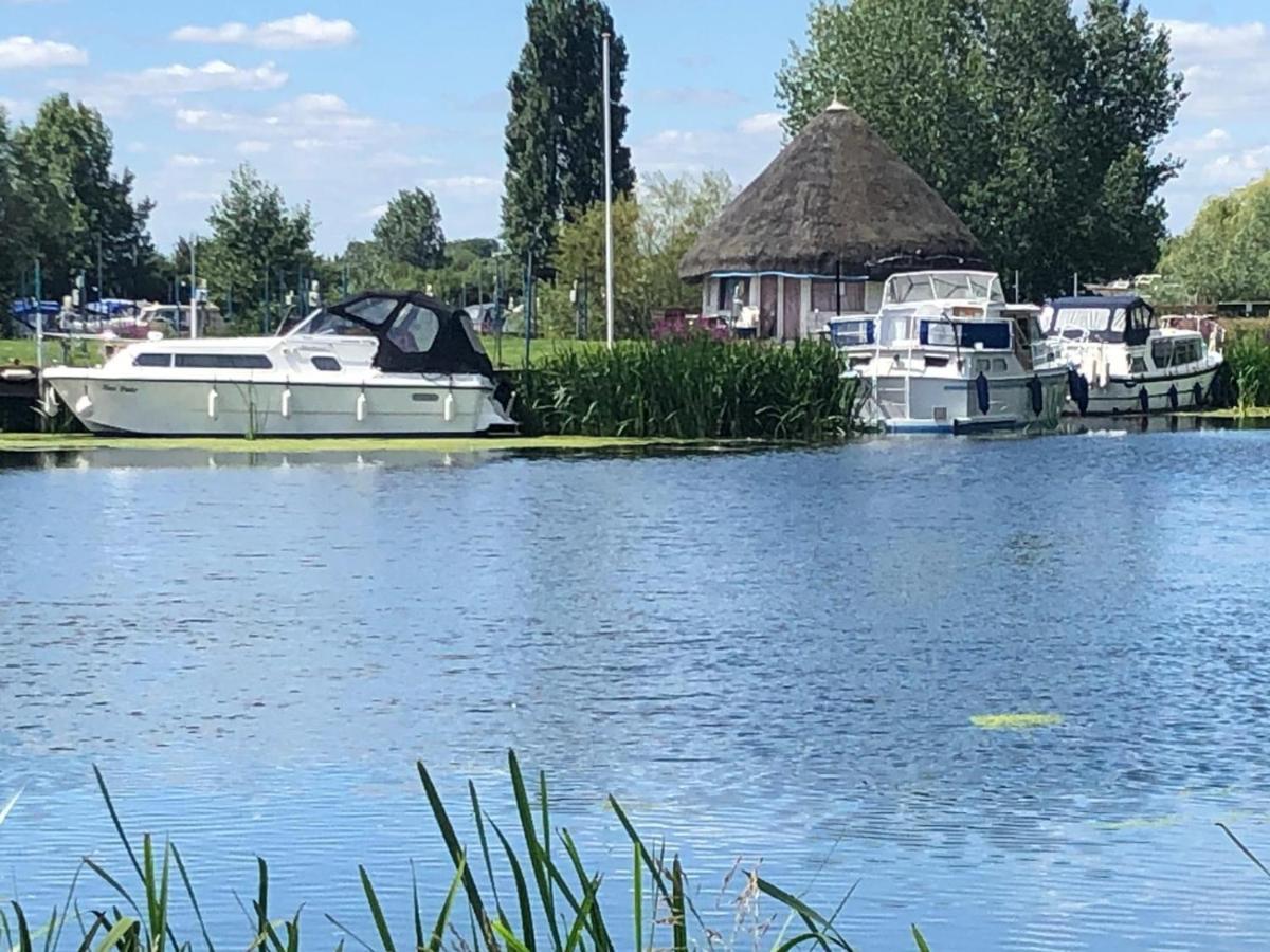 Pike And Eel Hotel And Marina Needingworth Exterior photo